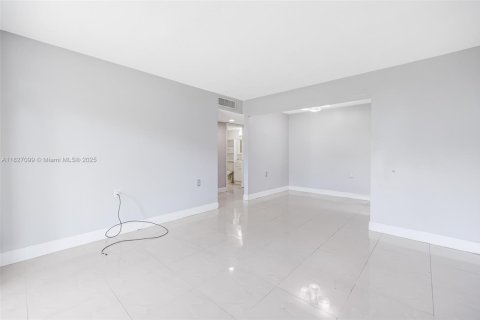 Снять в аренду кондоминиум в Майами-Лейкс, Флорида 1 спальня, 60.2м2, № 1957913 - фото 7