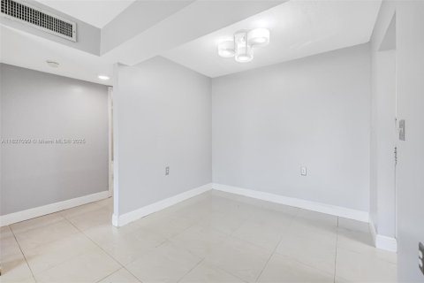 Снять в аренду кондоминиум в Майами-Лейкс, Флорида 1 спальня, 60.2м2, № 1957913 - фото 8