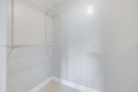 Снять в аренду кондоминиум в Майами-Лейкс, Флорида 1 спальня, 60.2м2, № 1957913 - фото 17