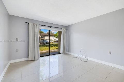 Снять в аренду кондоминиум в Майами-Лейкс, Флорида 1 спальня, 60.2м2, № 1957913 - фото 4