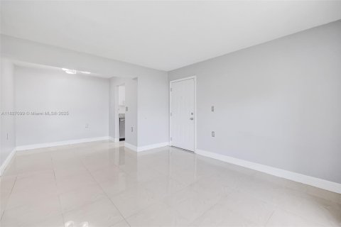 Снять в аренду кондоминиум в Майами-Лейкс, Флорида 1 спальня, 60.2м2, № 1957913 - фото 6