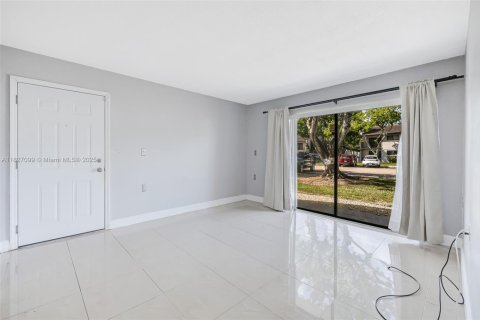 Снять в аренду кондоминиум в Майами-Лейкс, Флорида 1 спальня, 60.2м2, № 1957913 - фото 5