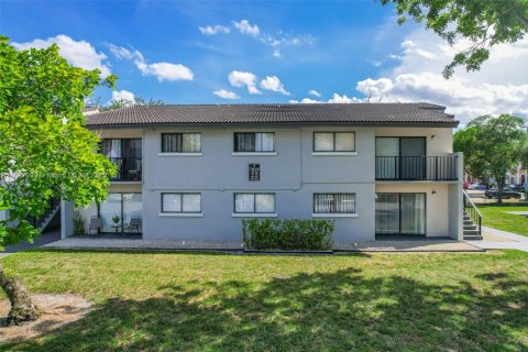 Снять в аренду кондоминиум в Майами-Лейкс, Флорида 1 спальня, 60.2м2, № 1957913 - фото 1