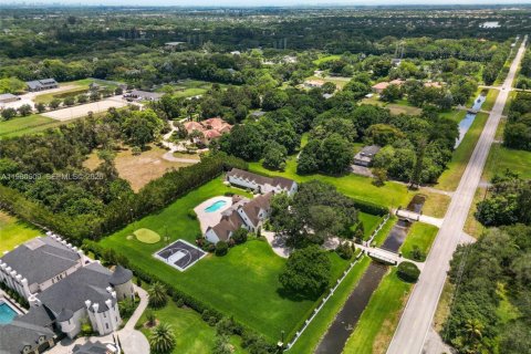 House in Southwest Ranches, Florida 5 bedrooms, 512.08 sq.m. № 2043873 - photo 16