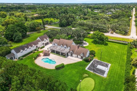 House in Southwest Ranches, Florida 5 bedrooms, 512.08 sq.m. № 2043873 - photo 3