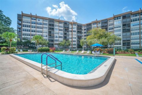 Copropriété à vendre à Pembroke Pines, Floride: 2 chambres, 104.05 m2 № 1940490 - photo 14