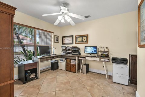Casa en venta en Pembroke Pines, Florida, 6 dormitorios, 292.36 m2 № 1811099 - foto 19