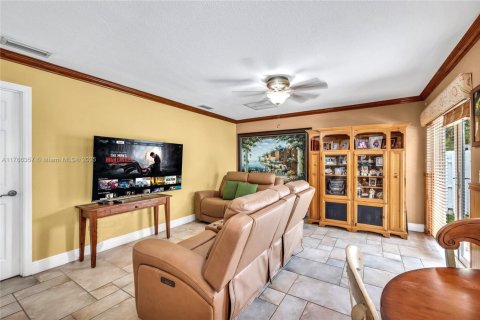 Casa en venta en Pembroke Pines, Florida, 6 dormitorios, 292.36 m2 № 1811099 - foto 18