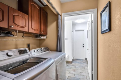 Casa en venta en Pembroke Pines, Florida, 6 dormitorios, 292.36 m2 № 1811099 - foto 22