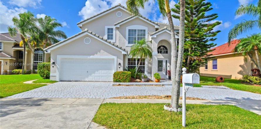 Casa en Pembroke Pines, Florida 6 dormitorios, 292.36 m2 № 1811099