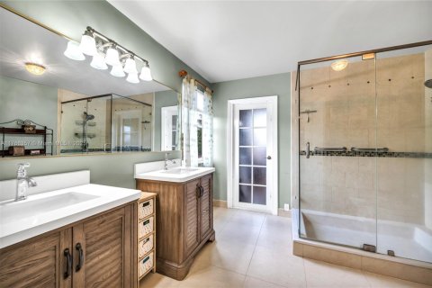 Casa en venta en Pembroke Pines, Florida, 6 dormitorios, 292.36 m2 № 1811099 - foto 28