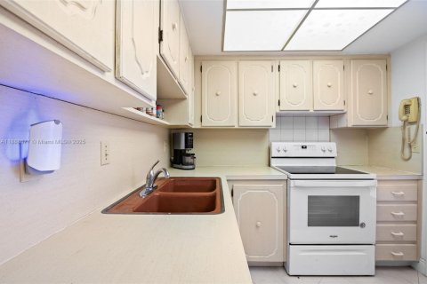 Condominio en venta en Lauderhill, Florida, 2 dormitorios, 93.37 m2 № 1941538 - foto 11