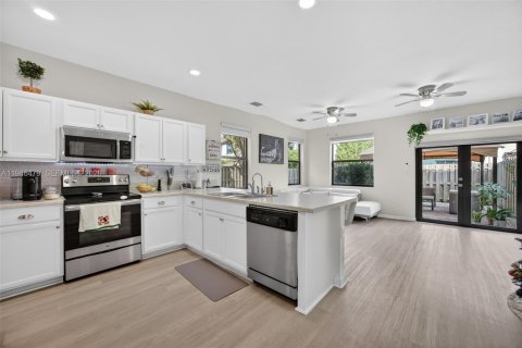 House in Homestead, Florida 2 bedrooms, 132.11 sq.m. № 2002784 - photo 6