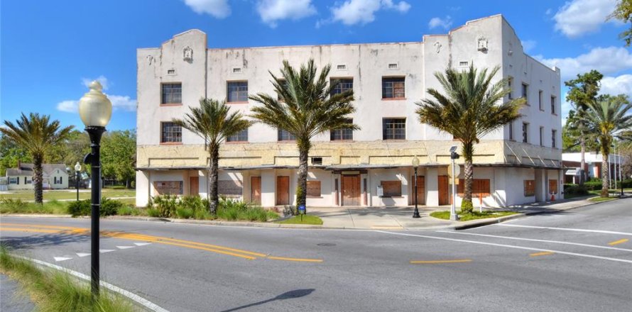 Commercial property in Auburndale, Florida 1972.87 sq.m. № 1849930