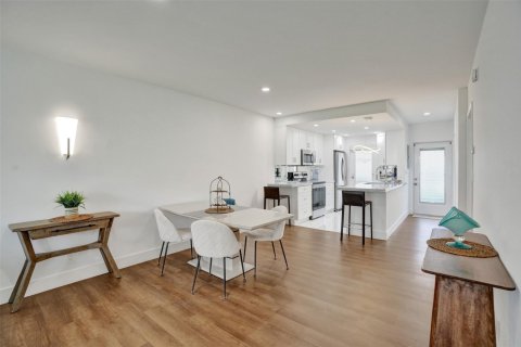 Condo in Deerfield Beach, Florida, 2 bedrooms  № 1183023 - photo 1