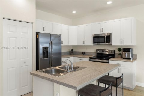 Adosado en venta en Hialeah, Florida, 3 dormitorios, 138.05 m2 № 2029577 - foto 11