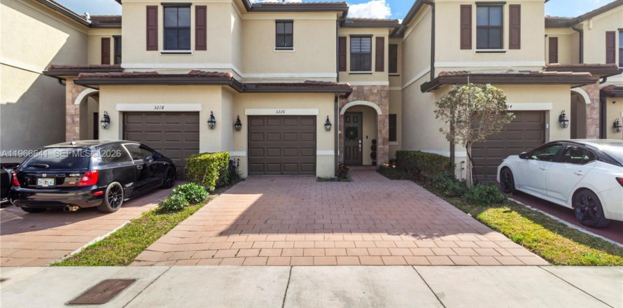 Adosado en Hialeah, Florida 3 dormitorios, 138.05 m2 № 2029577