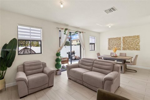 Adosado en venta en Hialeah, Florida, 3 dormitorios, 138.05 m2 № 2029577 - foto 8
