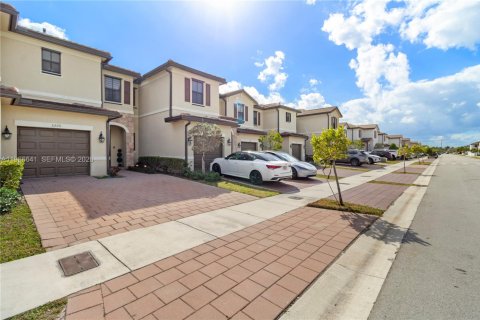 Adosado en venta en Hialeah, Florida, 3 dormitorios, 138.05 m2 № 2029577 - foto 2