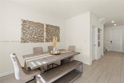 Adosado en venta en Hialeah, Florida, 3 dormitorios, 138.05 m2 № 2029577 - foto 18