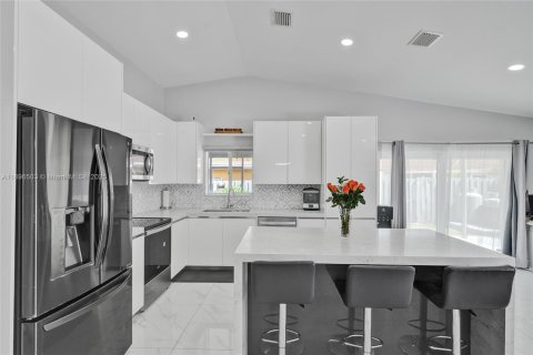 House in Miami, Florida 3 bedrooms, 139.82 sq.m. № 1948558 - photo 5