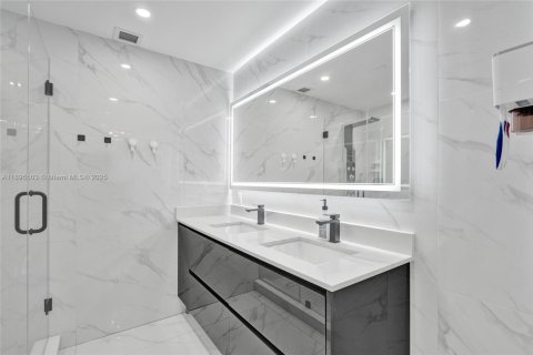 House in Miami, Florida 3 bedrooms, 139.82 sq.m. № 1948558 - photo 17