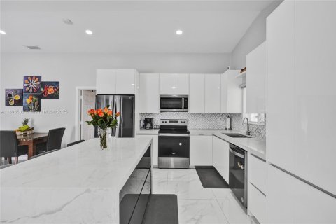House in Miami, Florida 3 bedrooms, 139.82 sq.m. № 1948558 - photo 9