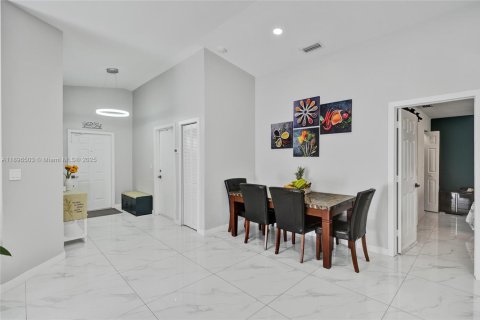 House in Miami, Florida 3 bedrooms, 139.82 sq.m. № 1948558 - photo 11
