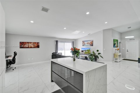 House in Miami, Florida 3 bedrooms, 139.82 sq.m. № 1948558 - photo 8