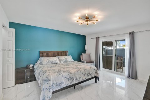 House in Miami, Florida 3 bedrooms, 139.82 sq.m. № 1948558 - photo 14
