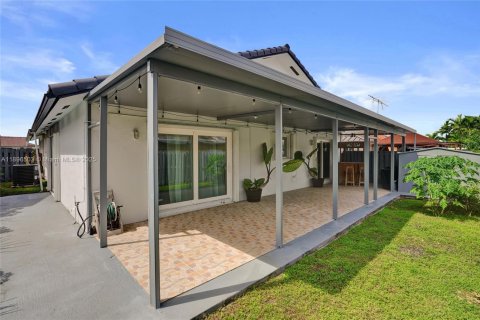 House in Miami, Florida 3 bedrooms, 139.82 sq.m. № 1948558 - photo 27