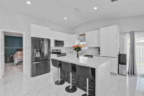 House in Miami, Florida 3 bedrooms, 139.82 sq.m. № 1948558 - photo 10