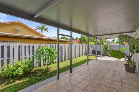 House in Miami, Florida 3 bedrooms, 139.82 sq.m. № 1948558 - photo 30