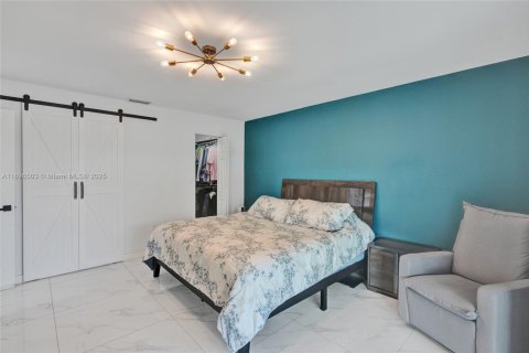 House in Miami, Florida 3 bedrooms, 139.82 sq.m. № 1948558 - photo 16