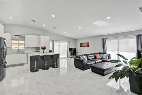 House in Miami, Florida 3 bedrooms, 139.82 sq.m. № 1948558 - photo 4