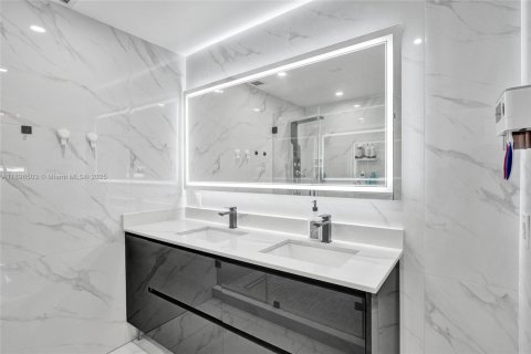 House in Miami, Florida 3 bedrooms, 139.82 sq.m. № 1948558 - photo 19