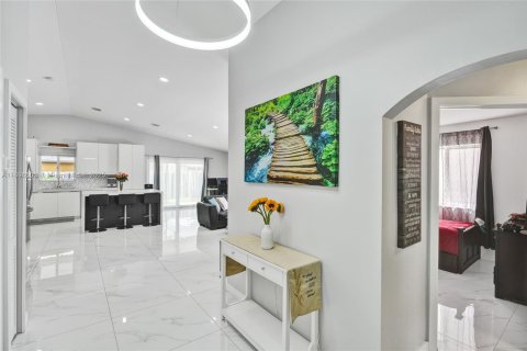 House in Miami, Florida 3 bedrooms, 139.82 sq.m. № 1948558 - photo 3