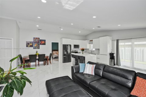 House in Miami, Florida 3 bedrooms, 139.82 sq.m. № 1948558 - photo 6