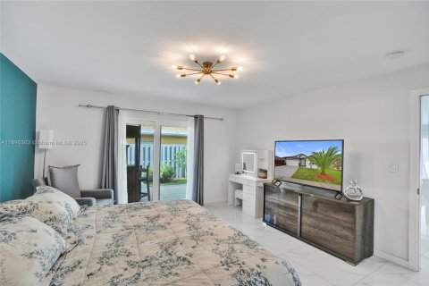 House in Miami, Florida 3 bedrooms, 139.82 sq.m. № 1948558 - photo 15