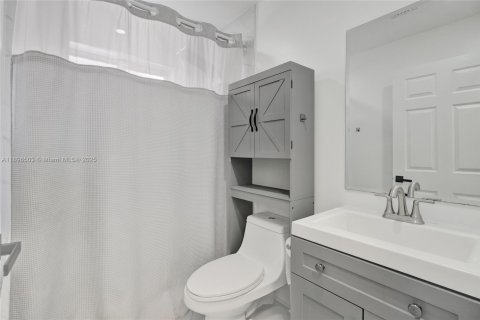 House in Miami, Florida 3 bedrooms, 139.82 sq.m. № 1948558 - photo 25