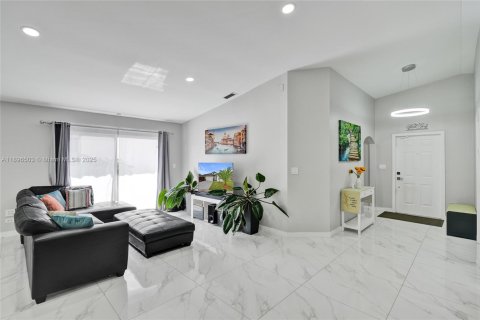 House in Miami, Florida 3 bedrooms, 139.82 sq.m. № 1948558 - photo 12