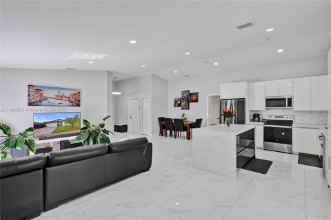 House in Miami, Florida 3 bedrooms, 139.82 sq.m. № 1948558 - photo 7