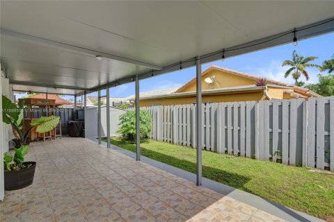 House in Miami, Florida 3 bedrooms, 139.82 sq.m. № 1948558 - photo 26