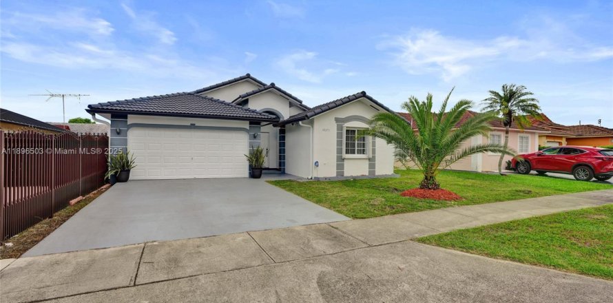 House in Miami, Florida 3 bedrooms, 139.82 sq.m. № 1948558