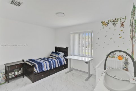 House in Miami, Florida 3 bedrooms, 139.82 sq.m. № 1948558 - photo 23