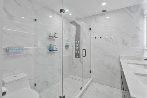 House in Miami, Florida 3 bedrooms, 139.82 sq.m. № 1948558 - photo 18