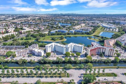 Condominio en alquiler en Miami, Florida, 2 dormitorios, 84.91 m2 № 2076944 - foto 2