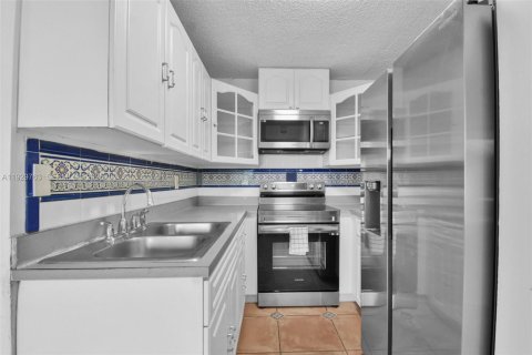 Condominio en alquiler en Miami, Florida, 2 dormitorios, 84.91 m2 № 2076944 - foto 10