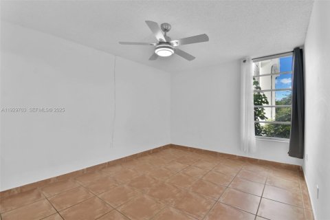 Condominio en alquiler en Miami, Florida, 2 dormitorios, 84.91 m2 № 2076944 - foto 13