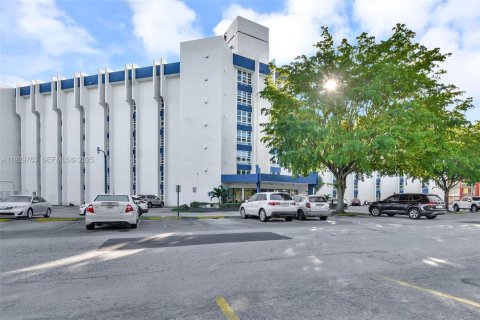 Condominio en alquiler en Miami, Florida, 2 dormitorios, 84.91 m2 № 2076944 - foto 5
